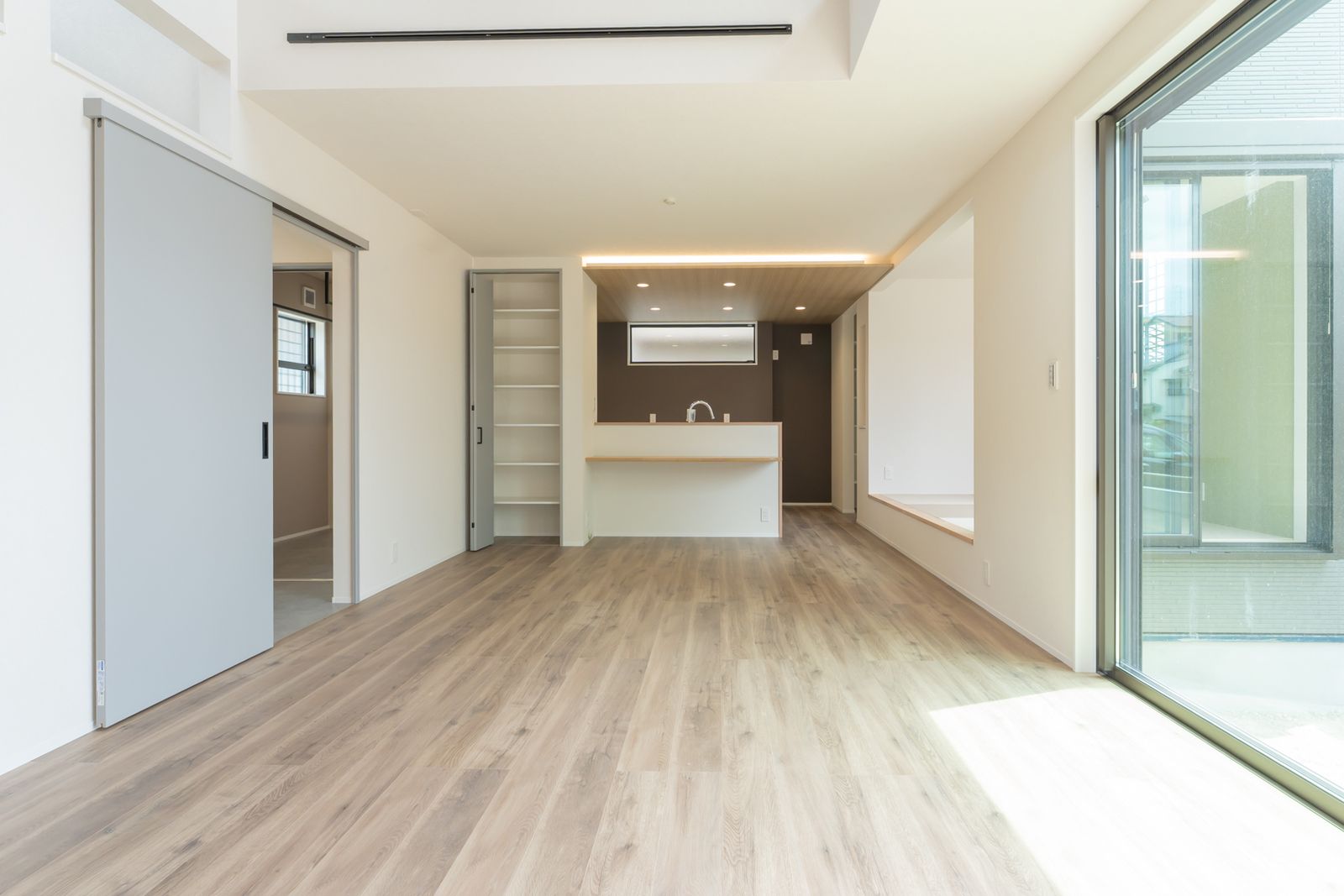 白でそろえた住宅の廊下